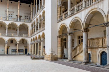 Krakow, Polonya - 13 Ağustos 2017: Wawel royal castle Krakow avlusu