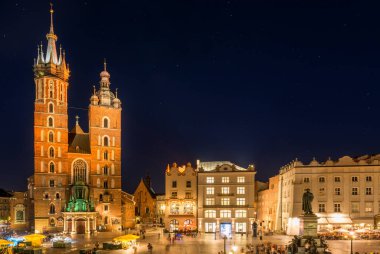 Pazar Meydanı ve Krakow merkezi kilisede güzel gece görünümü