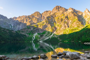 Şafakta Polonya Tatras ünlü Gölü Morskie Oko