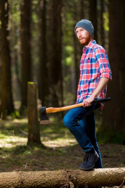bir balta yakınındaki ormanda vurulmuş bir düşünceli forester