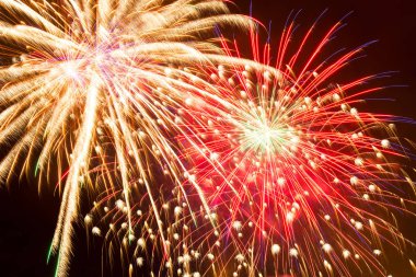 Gecenin karanlık gökyüzü, güzel su sıçramalarına turuncu parlak selam