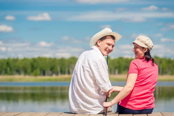 Glückliches Paar Mit Angelrute Auf Einem Hölzernen Steg See — Stockfoto