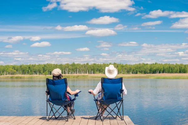 Married Couple Sitting Chairs Picturesque Lake Pier — Stock Photo, Image