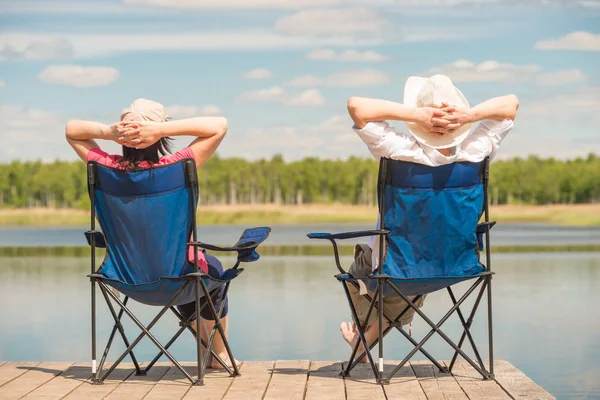 Young Relaxed Couple Picturesque Lake Sitting Chairs Pier — Stock Photo, Image