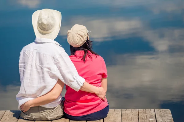 Happy Couple Hugging Enjoying Rest Beautiful Lake View Back — Stock Photo, Image