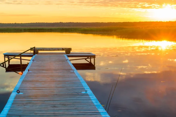 美しい風景 長い木製の桟橋や美しい湖の夕日の画像の水平方向 — ストック写真
