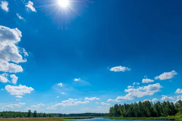 Heldere Zon Blauwe Lucht Boven Een Schilderachtige Rivier — Stockfoto