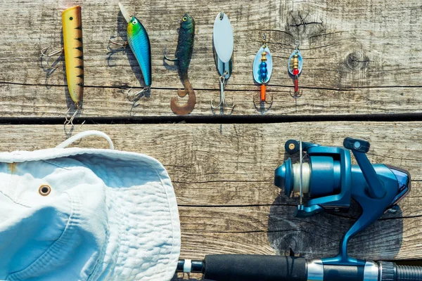 Objetos Para Pesca Muelle Madera Primer Plano Ganchos Cebos Bobina — Foto de Stock