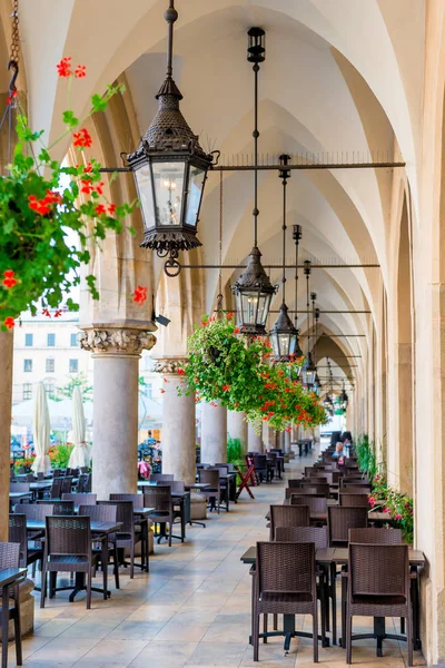 Hermosa Cafetería Calle Situado Arco Las Arcadas Comerciales Centro Cracovia —  Fotos de Stock