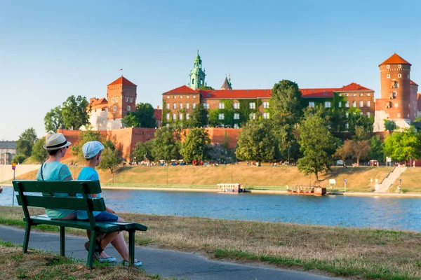 Cracovia Polonia Agosto 2017 Los Turistas Banco Admiran Hermoso Castillo —  Fotos de Stock