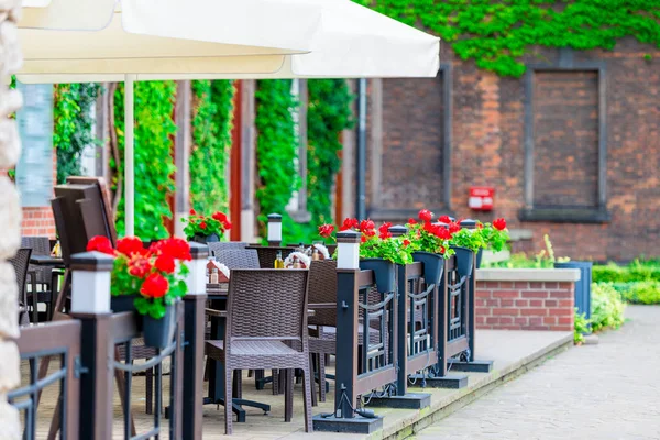 Cafetería Calle Abierta Con Flores Una Ciudad Europea —  Fotos de Stock