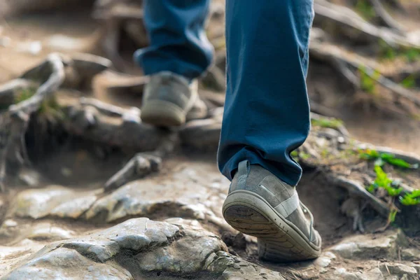 Turisten Klättrar Uppför Backen Hala Stenar Ben Närbild — Stockfoto