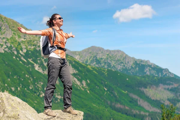 Mujer Feliz Conquistó Una Alta Montaña Con Una Mochila Disfruta — Foto de Stock