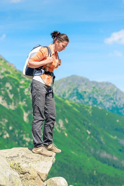 Touriste Femme Avec Sac Dos Debout Sur Rocher Regardant Bas — Photo