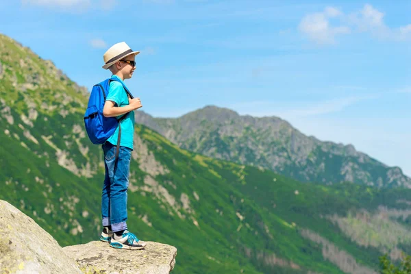 Retrato Horizontal Jovem Viajante Com Uma Mochila Alto Das Montanhas — Fotografia de Stock