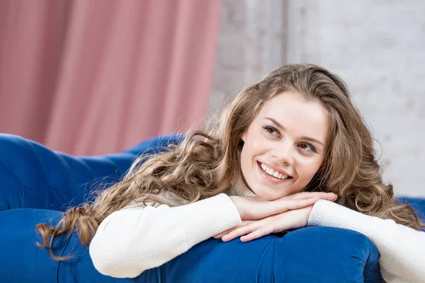 Menina Sonhadora Alegre Suéter Quente Retrato Horizontal — Fotografia de Stock