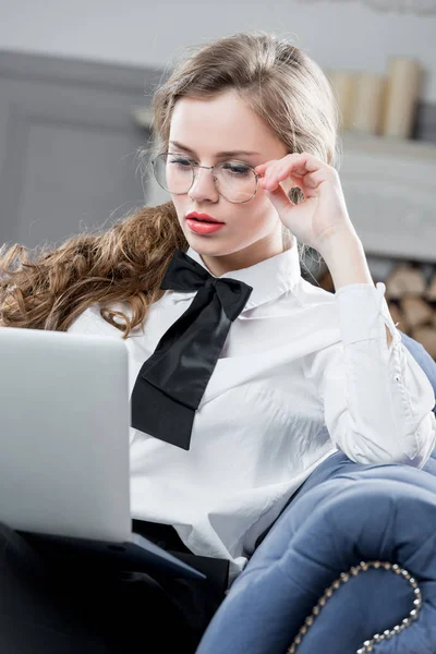 Successful Office Worker Working Laptop Sitting Couch — Stock Photo, Image