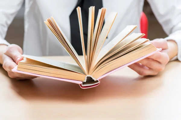 Een Open Boek Een Interessante Roman Vrouwelijke Handen Closeup — Stockfoto