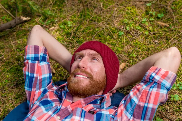 Glücklich Träumender Förster Mit Rotem Bart Auf Einer Waldlichtung — Stockfoto