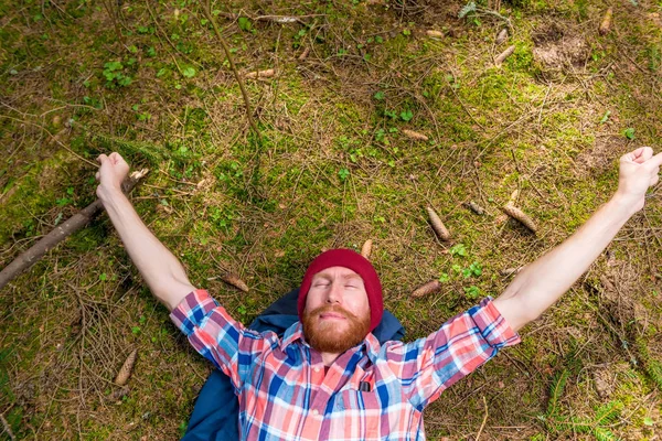 Hipster Réfléchi Caressant Barbe Rouge Portrait Rideau Homme Couché Sur — Photo