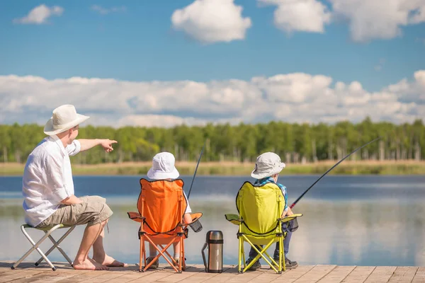 Padre Muestra Sus Hijos Lugar Morder Peces Lago Pesca Hobby — Foto de Stock