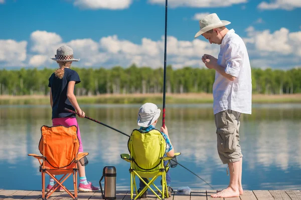 Pai Ensina Seus Filhos Pescar Pólo Pesca Cais Junto Lago — Fotografia de Stock