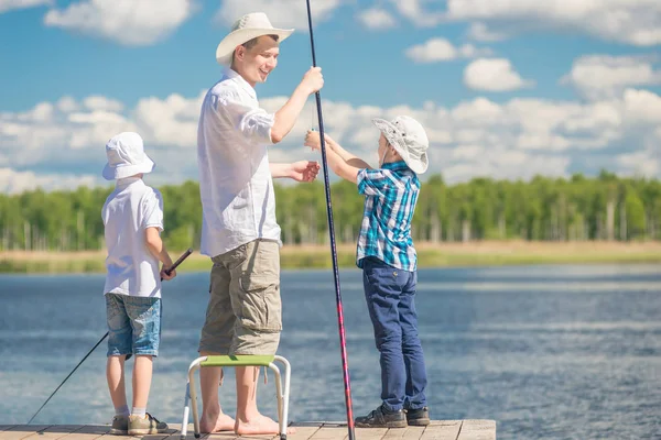 Meninos Com Seu Pai Cais Enquanto Pesca Segurando Conceito Fim — Fotografia de Stock