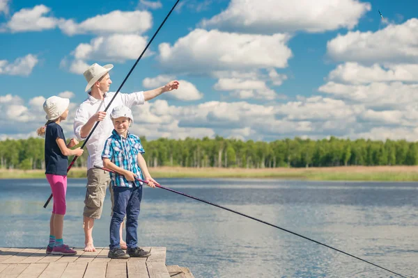 Ragazza Ragazzo Con Papà Imparare Pescare Pesca Fine Settimana — Foto Stock