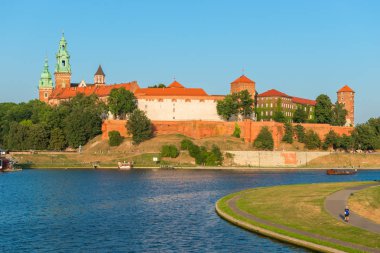Krakow, Polonya - 11 Ağustos 2017: manzaraya gün batımının Wawel Castle bir tepe üzerinde