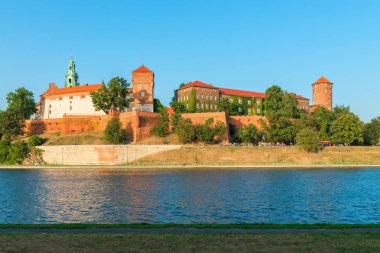 Krakow, Polonya - 11 Ağustos 2017: bir tepe üzerinde Vistula Nehri landmark kasaba Wawel Kalesi banka