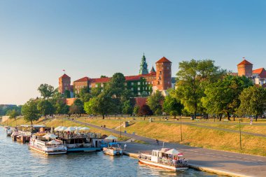 Krakow, Polonya - 11 Ağustos 2017: turist bina - Wawel Kalesi Wisla Nehri üzerinde 