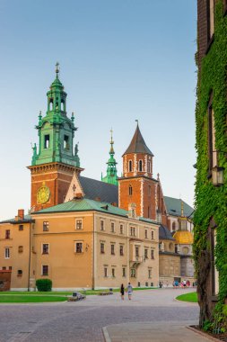 Krakow, Polonya - 11 Ağustos 2017: Krakow, Wawel Kalesi mavi gökyüzü arka plan üzerinde bina