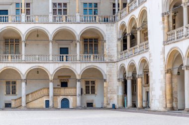 Krakow, Polonya - 13 Ağustos 2017: bakış güzel duvarlar Wawel Kalesi sarayda sütunlarının