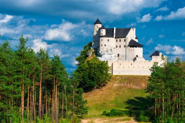 Bobolice, Polonya - 13 Ağustos 2017: güneşli bir gün tarih Bobolice Ortaçağ Kalesi
