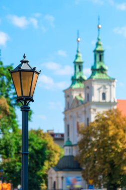 retro tarzı bir şehir sokak üzerinde metal bir elektrik direği Close-up