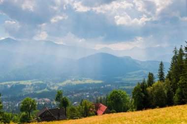 Alçak bulutlar ve sis Zakopane, Polonya için Dağları'nın eteklerinde Vadisi üzerinde