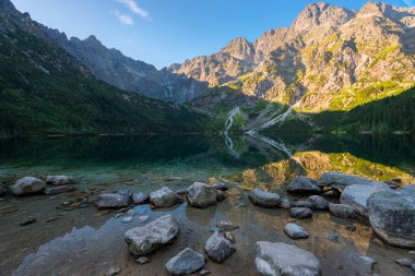 Şafakta Polonya Tatras güzel göl Morskie Oko