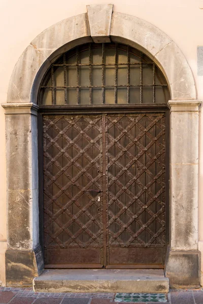 Autentické Hnědé Dveře Středověkém Stylu Detail — Stock fotografie