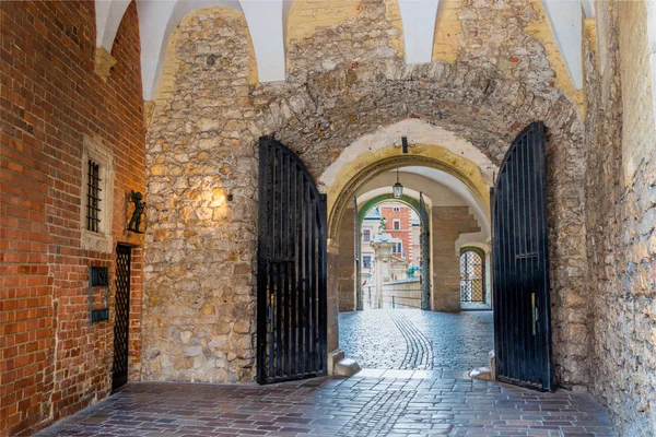 石城堡的美丽的拱和中世纪的石路面 — 图库照片