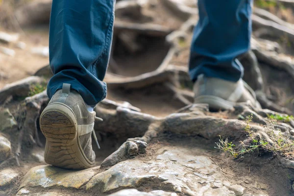Kadın Bir Yürüyüş Botları Yakın Çekim Çerçeve Içinde Dağları Bacaklarda — Stok fotoğraf