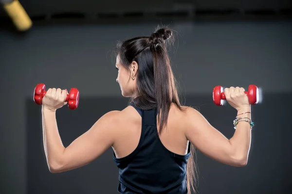 Vista Parte Trás Uma Menina Esportiva Executa Exercício Com Halteres — Fotografia de Stock