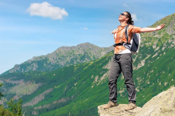 幸せな女の自由を楽しんでバックパックで高い山を征服の肖像画 — ストック写真