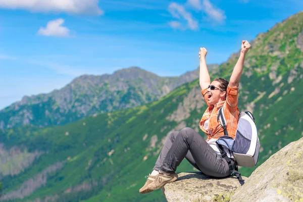 Turista Sucesso Que Senta Uma Montanha Goza Liberdade — Fotografia de Stock