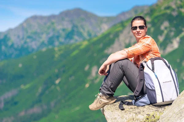 Turista Ativo Senta Uma Rocha Nas Montanhas Com Uma Mochila — Fotografia de Stock