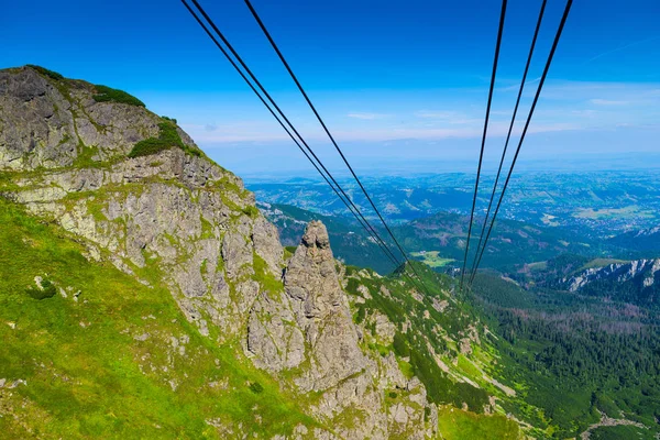 美丽的山脉 顶部的框架绳索缆车 — 图库照片