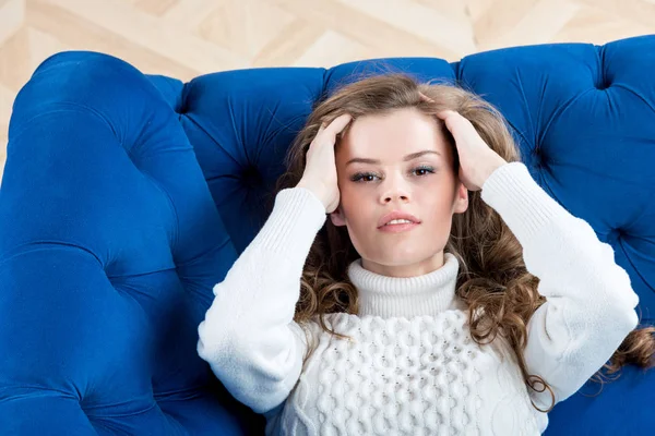 Schönes Mädchen Posiert Auf Couch Wohnzimmer Pullover — Stockfoto