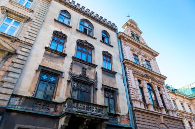 Eski evin cephe siyah küf ile kaplıdır