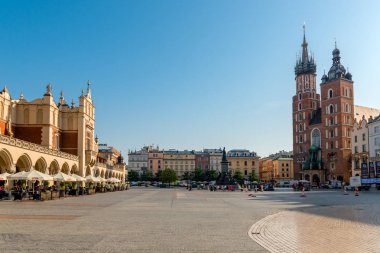 merkezi Krakow şehir güneşli bir pazar meydanında. Alışveriş Merkezi ve kare, St. Mary Kilisesi