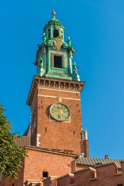 Wawel Kalesi Krakow Vistula Nehri'nin kıyısında 228 metre yükseklikte bir tepe üzerinde yer alır. 17. yüzyıl başına 11, Wawel Kalesi'ların Lehçe kralların yapıldı ve ülkenin spir merkeziydi