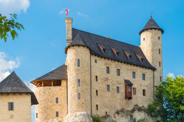 Bobolice, Polonya - 13 Ağustos 2017: taş castle, Bobolice Polonya Tepesi üzerinde